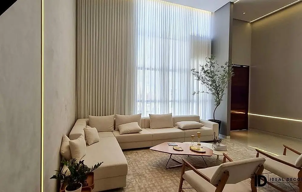 Sala de estar com cortina clara e iluminação embutida no forro