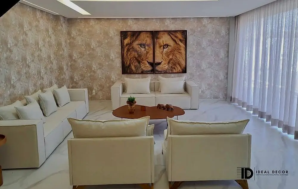 Sala com papel de parede texturizado e cortina clara ao fundo