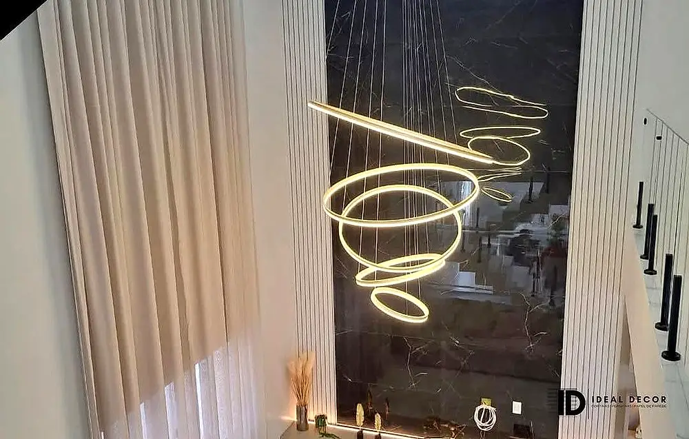 Cortina wave branca em parede inteira de janelas, com pendente em espiral