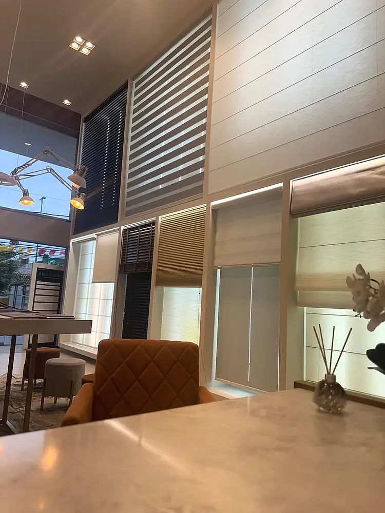 Mostruário de persianas e cortinas em diferentes cores e acabamentos.